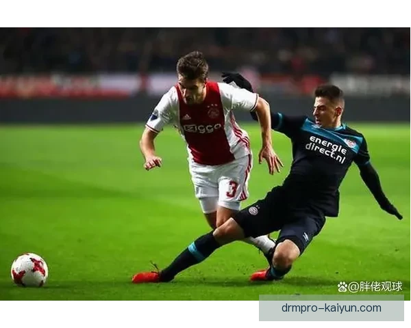 沙尔克利用边路速度快速反击，成功扭转比赛局势，表现亮眼。